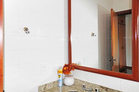 Casa de condomínio para alugar com 630m², 3 quartos e 3 vagasBanheiro do Quarto 1