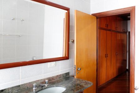 Casa de condomínio para alugar com 630m², 3 quartos e 3 vagasBanheiro do Quarto 2