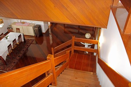 Casa de condomínio para alugar com 630m², 3 quartos e 3 vagasEscada