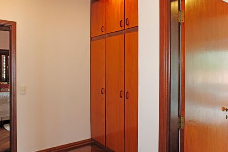 Casa de condomínio para alugar com 630m², 3 quartos e 3 vagasCorredor