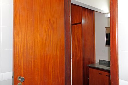 Casa de condomínio para alugar com 630m², 3 quartos e 3 vagasedícula