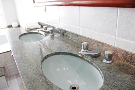 Casa de condomínio para alugar com 630m², 3 quartos e 3 vagasBanheiro do Quarto 2