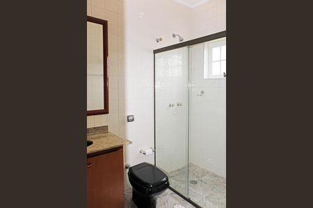 Casa de condomínio para alugar com 630m², 3 quartos e 3 vagasBanheiro do Quarto 1