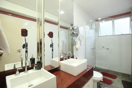 Apartamento à venda com 214m², 4 quartos e 2 vagasBanheiro da Suíte