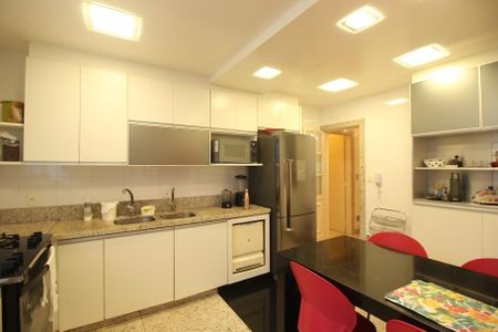 Apartamento à venda com 214m², 4 quartos e 2 vagasCozinha