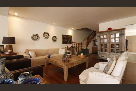 Casa à venda com 360m², 3 quartos e 2 vagasSala