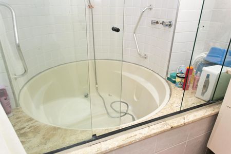 Apartamento à venda com 180m², 4 quartos e 3 vagasBanheiro da Suíte 1 - Banheira