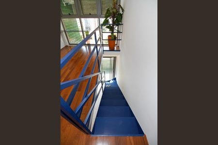 Studio para alugar com 45m², 1 quarto e sem vaga Studio para alugar com 45m², 1 quarto e sem vagaEscada