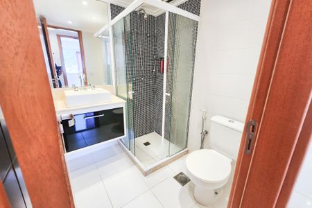 Apartamento à venda com 80m², 2 quartos e 2 vagas Apartamento à venda com 80m², 2 quartos e 2 vagasBanheiro