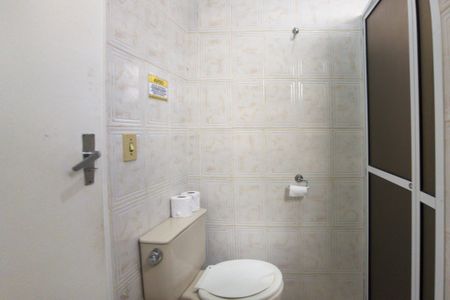 Banheiro da Suíte 2 de casa para alugar com 2 quartos, 102m² em Jardim Imperador, Praia Grande