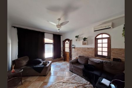 Casa à venda com 350m², 3 quartos e 4 vagas Casa à venda com 350m², 3 quartos e 4 vagasSala