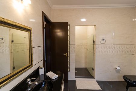 Casa de condomínio para alugar com 455m², 4 quartos e 2 vagasBanheiro da Suíte