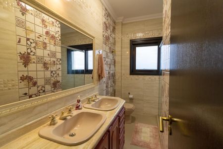 Casa de condomínio para alugar com 455m², 4 quartos e 2 vagasBanheiro 1