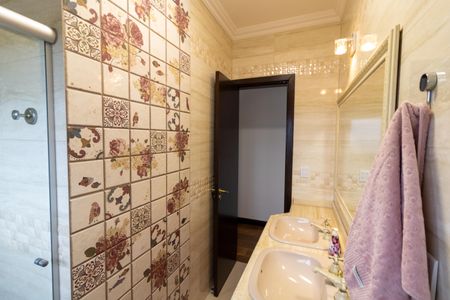 Casa de condomínio para alugar com 455m², 4 quartos e 2 vagasBanheiro 1