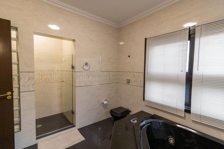 Casa de condomínio para alugar com 455m², 4 quartos e 2 vagasBanheiro da Suíte