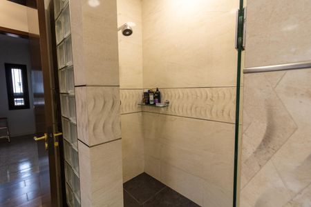 Casa de condomínio para alugar com 455m², 4 quartos e 2 vagasBanheiro da Suíte