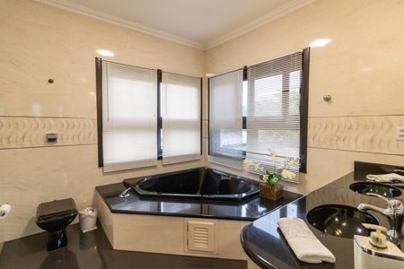 Casa de condomínio para alugar com 455m², 4 quartos e 2 vagasBanheiro da Suíte