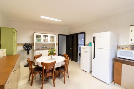 Casa de condomínio para alugar com 455m², 4 quartos e 2 vagasCozinha