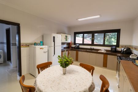 Casa de condomínio para alugar com 455m², 4 quartos e 2 vagasCozinha