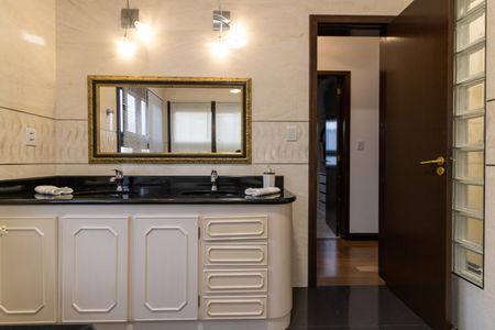 Casa de condomínio para alugar com 455m², 4 quartos e 2 vagasBanheiro da Suíte