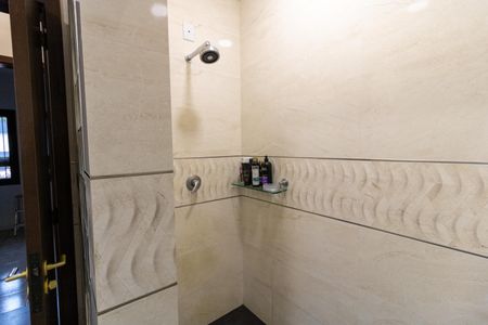 Casa de condomínio para alugar com 455m², 4 quartos e 2 vagasBanheiro da Suíte