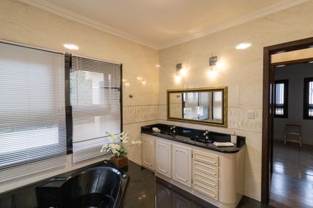 Casa de condomínio para alugar com 455m², 4 quartos e 2 vagasBanheiro da Suíte