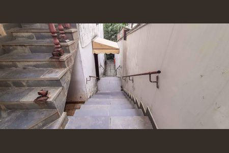 Casa à venda com 500m², 4 quartos e 4 vagas Casa à venda com 500m², 4 quartos e 4 vagasEscada acesso