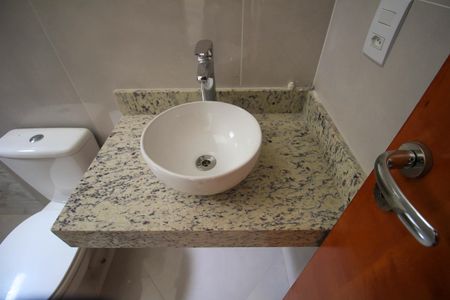 Casa à venda com 110m², 3 quartos e 2 vagasBanheiro