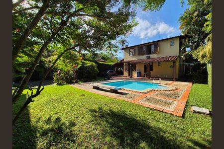 Casa de condomínio à venda com 400m², 4 quartos e 5 vagas Casa de condomínio à venda com 400m², 4 quartos e 5 vagasÁrea externa