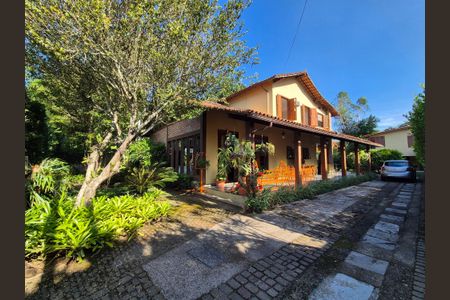 Casa de condomínio à venda com 400m², 4 quartos e 5 vagas Casa de condomínio à venda com 400m², 4 quartos e 5 vagasÁrea externa