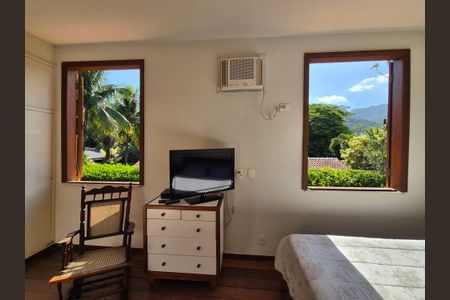 Casa de condomínio à venda com 400m², 4 quartos e 5 vagas Casa de condomínio à venda com 400m², 4 quartos e 5 vagasSuite 3