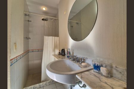 Casa de condomínio à venda com 400m², 4 quartos e 5 vagas Casa de condomínio à venda com 400m², 4 quartos e 5 vagasBanheiro da Suíte 3