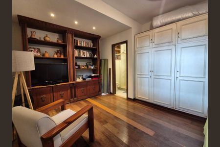 Casa de condomínio à venda com 400m², 4 quartos e 5 vagas Casa de condomínio à venda com 400m², 4 quartos e 5 vagasSuíte 1