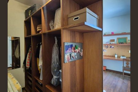 Casa de condomínio à venda com 400m², 4 quartos e 5 vagas Casa de condomínio à venda com 400m², 4 quartos e 5 vagasCloset da suíte 2