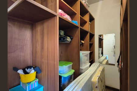 Casa de condomínio à venda com 400m², 4 quartos e 5 vagas Casa de condomínio à venda com 400m², 4 quartos e 5 vagasCloset da suíte 2