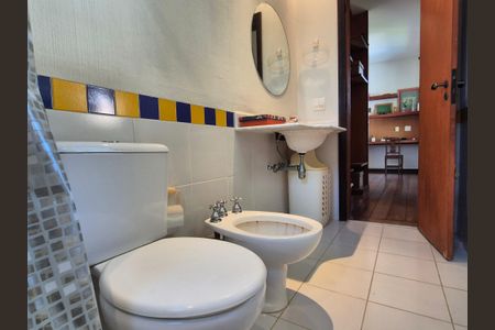 Casa de condomínio à venda com 400m², 4 quartos e 5 vagas Casa de condomínio à venda com 400m², 4 quartos e 5 vagasBanheiro da Suíte 2