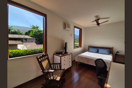 Casa de condomínio à venda com 400m², 4 quartos e 5 vagas Casa de condomínio à venda com 400m², 4 quartos e 5 vagasSuíte 3