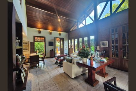 Casa de condomínio à venda com 400m², 4 quartos e 5 vagas Casa de condomínio à venda com 400m², 4 quartos e 5 vagasSala