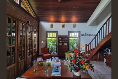 Casa de condomínio à venda com 400m², 4 quartos e 5 vagas Casa de condomínio à venda com 400m², 4 quartos e 5 vagasSala