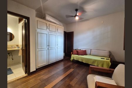 Casa de condomínio à venda com 400m², 4 quartos e 5 vagas Casa de condomínio à venda com 400m², 4 quartos e 5 vagasSuíte 1