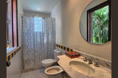 Casa de condomínio à venda com 400m², 4 quartos e 5 vagas Casa de condomínio à venda com 400m², 4 quartos e 5 vagasBanheiro da Suíte 2