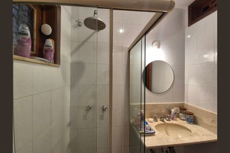 Casa de condomínio à venda com 400m², 4 quartos e 5 vagas Casa de condomínio à venda com 400m², 4 quartos e 5 vagasBanheiro da Suíte 1