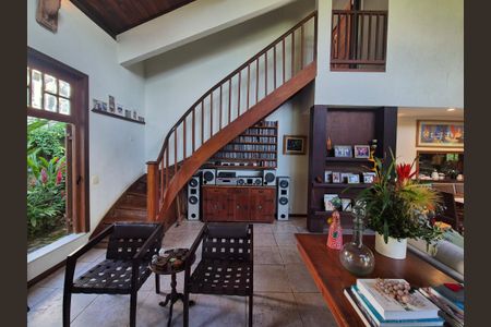 Casa de condomínio à venda com 400m², 4 quartos e 5 vagas Casa de condomínio à venda com 400m², 4 quartos e 5 vagasEscada