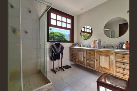 Casa de condomínio à venda com 400m², 4 quartos e 5 vagas Casa de condomínio à venda com 400m², 4 quartos e 5 vagasBanheiro da Suíte 4