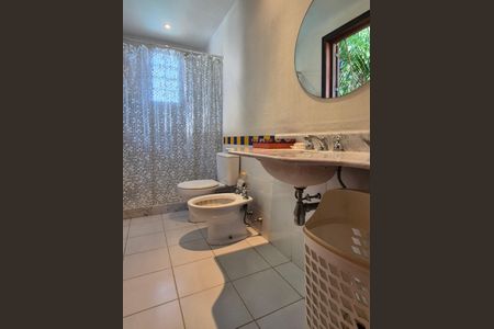 Casa de condomínio à venda com 400m², 4 quartos e 5 vagas Casa de condomínio à venda com 400m², 4 quartos e 5 vagasBanheiro da Suíte 2