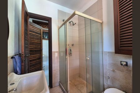 Casa de condomínio à venda com 400m², 4 quartos e 5 vagas Casa de condomínio à venda com 400m², 4 quartos e 5 vagasBanheiro externo