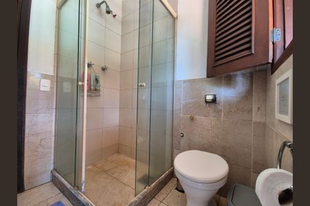 Casa de condomínio à venda com 400m², 4 quartos e 5 vagas Casa de condomínio à venda com 400m², 4 quartos e 5 vagasBanheiro externo