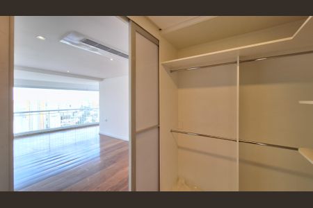 Apartamento à venda com 290m², 4 quartos e 4 vagasCloset da suíte 4