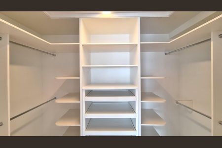 Apartamento à venda com 290m², 4 quartos e 4 vagasCloset da suíte 4