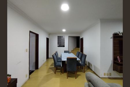Casa à venda com 189m², 3 quartos e 2 vagasSala